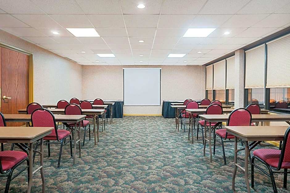 Ramada Hotel & Conference Center by Wyndham Plymouth