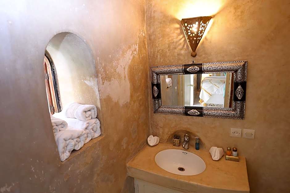 Riad O LY
