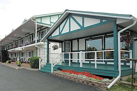 Super 8 by Wyndham Gananoque - Country Squire Resort