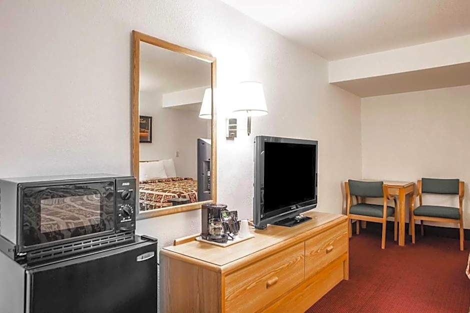 Econo Lodge Truman Inn