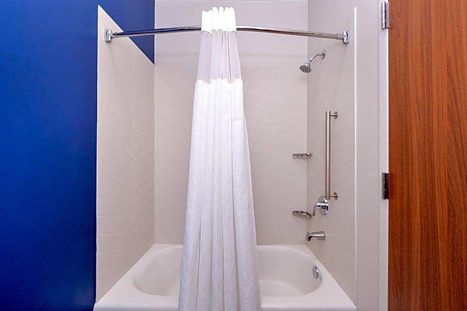 Fairfield Inn & Suites by Marriott Arlington Near Six Flags