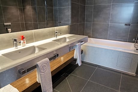 Corner Suite with One King and Two Queen Beds - Non-Smoking