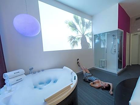 Deluxe Double Room with Jacuzzi (iMovie)