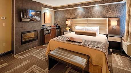 King Suite with Fireplace and Hot Tub - Non-Smoking