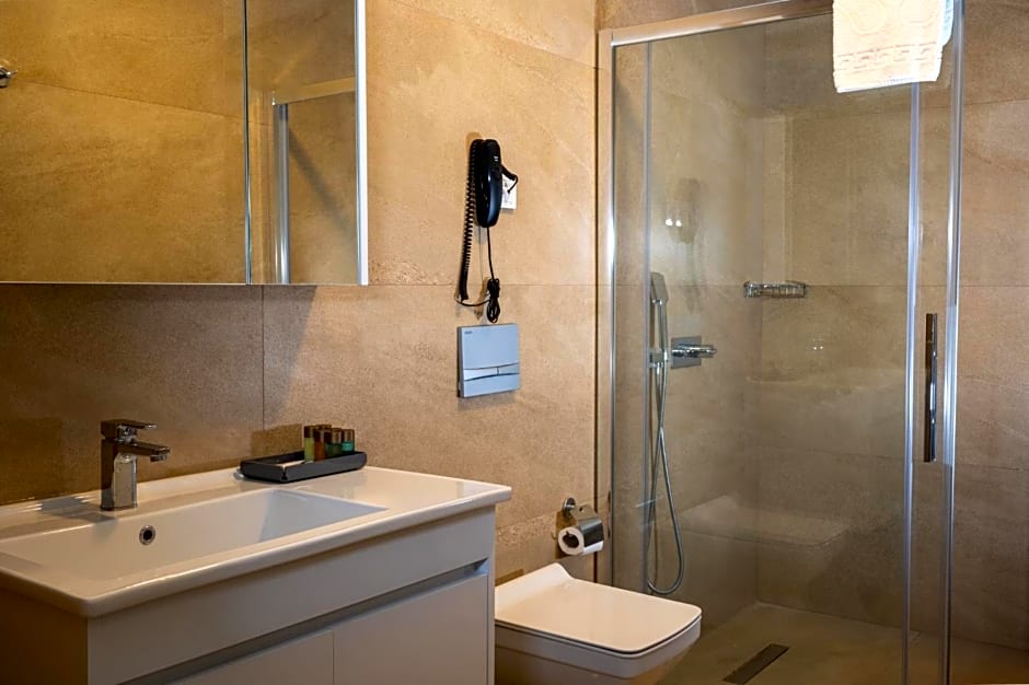 Leo Suites