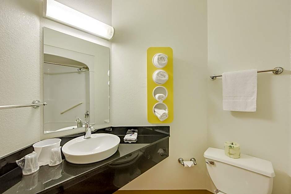 Motel 6-Brampton, ON - Toronto