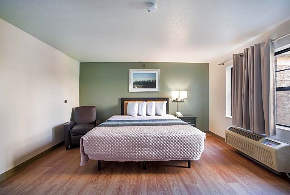 HomeTowne Studios by Red Roof St. Louis - Airport/ N Lindbergh