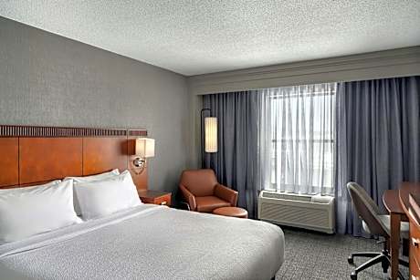 King Room with Transfer Shower - Mobility and Hearing Accessible