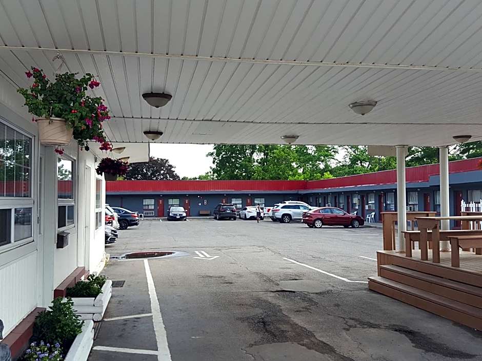 Photo 1 of 19 of Niagara Inn & Suites
