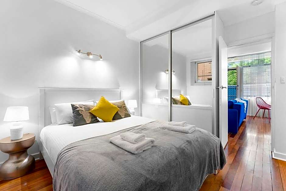 Renovated 1BR Unit CBD Parking Wi-Fi South Tce