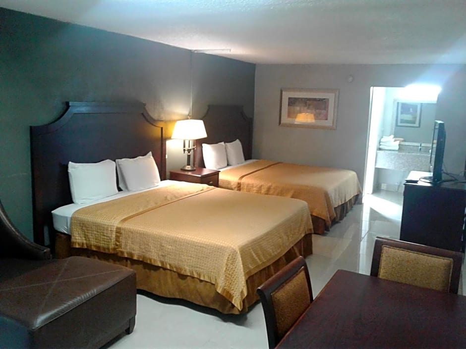 Express Inn & Suites - 5 Miles from St Petersburg Clearwater Airport