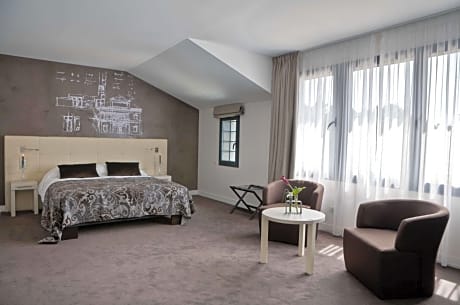 Junior Suite with 1 King and 2 Single Beds and River Side