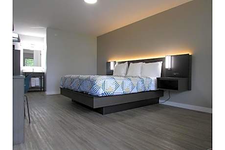 1 King Bed | Smoking, Micfridge