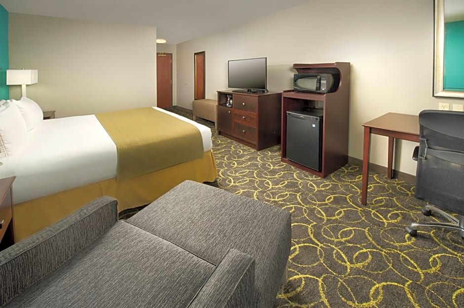 Holiday Inn Express & Suites DFW Airport - Grapevine, an IHG Hotel