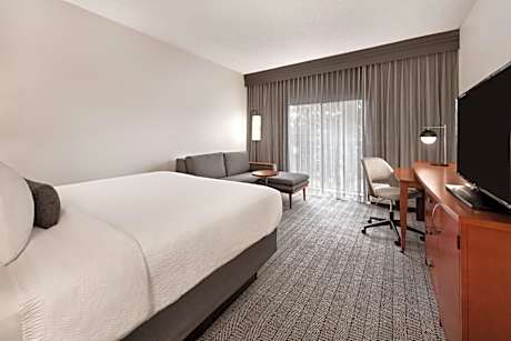 King Room with Adapted Tub - Mobility and Hearing Accessible