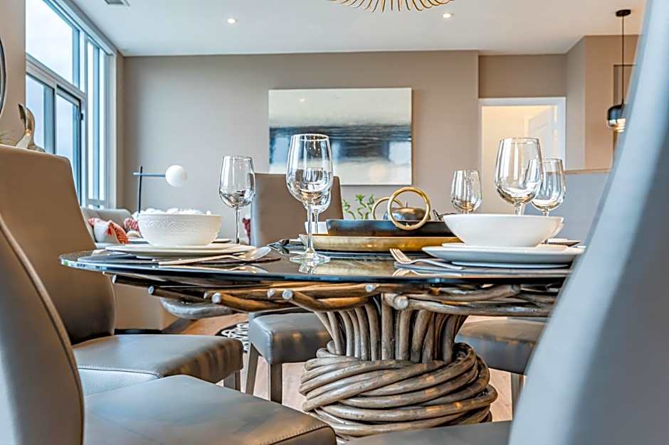 Amazing 3 Bed 4 Bath Penthouse with Roof Top Terrace close to Airport