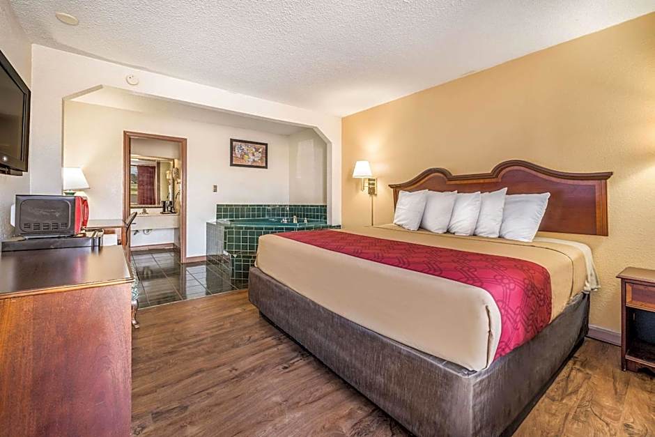 Econo Lodge  Inn & Suites Macon West