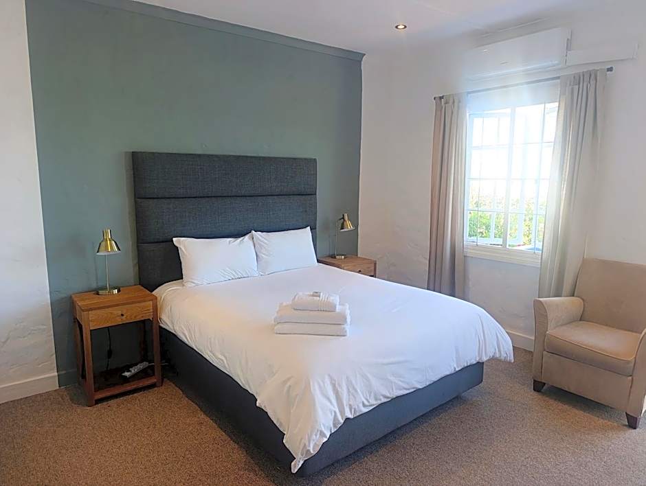 Guinea Fowl Lodge - Lagoon & Heads View B&B, Central Knysna