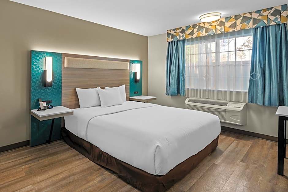 Econo Lodge Inn & Suites Santa Fe South