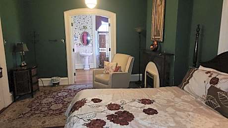 Deluxe King Suite