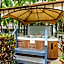 DOWNTOWN HAWAIIAN PARADISE CONDO with Hot Tub, Pool & Beach - Kona Islander Inn