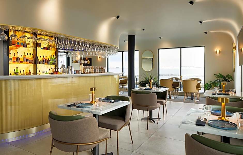 Courtyard by Marriott London Heathrow Airport