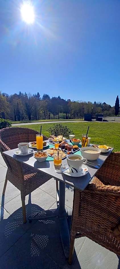 Brit Hotel Ploermel - Hotel de l'Hippodrome