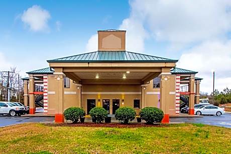 Quality Inn & Suites Dickson