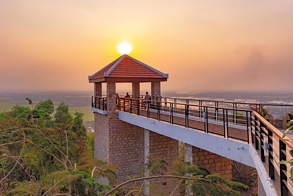 Victoria Nui Sam Lodge