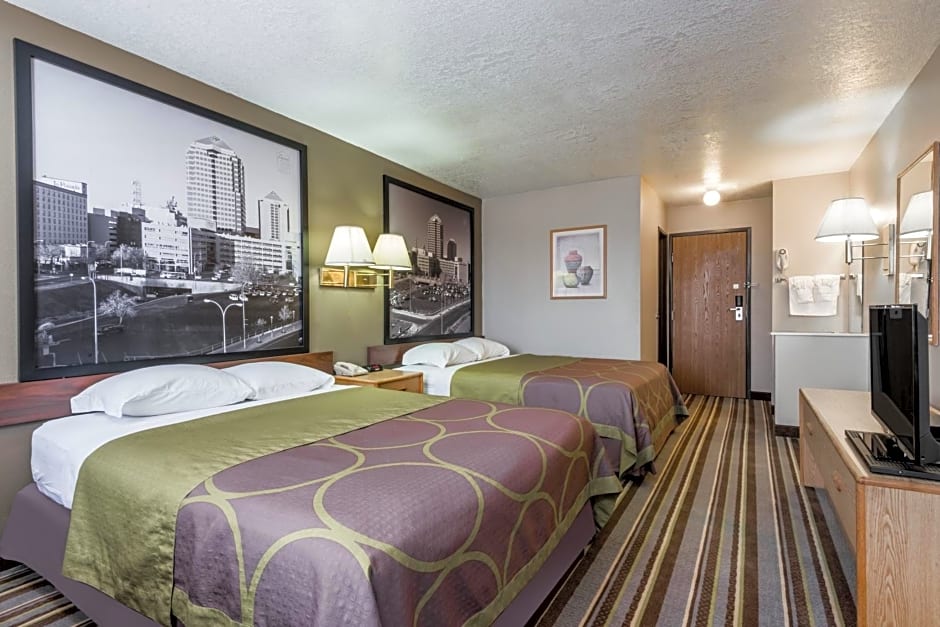 Super 8 by Wyndham Bernalillo