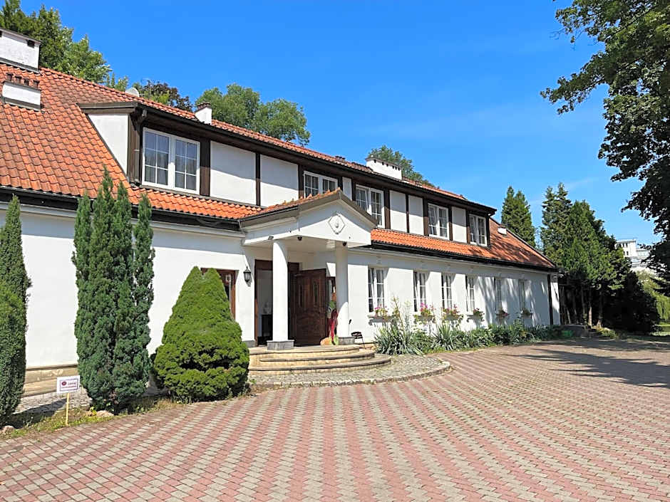 Dedek Park - historyczny dworek w pięknym Parku Skaryszewskim obok Stadionu Narodowego