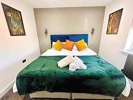 Spacious 2 Bedroom Modern Apartments - Central Location - Free Parking - Smart TV - Washer Dryer - Built for Contractors, Consultants and Work Teams