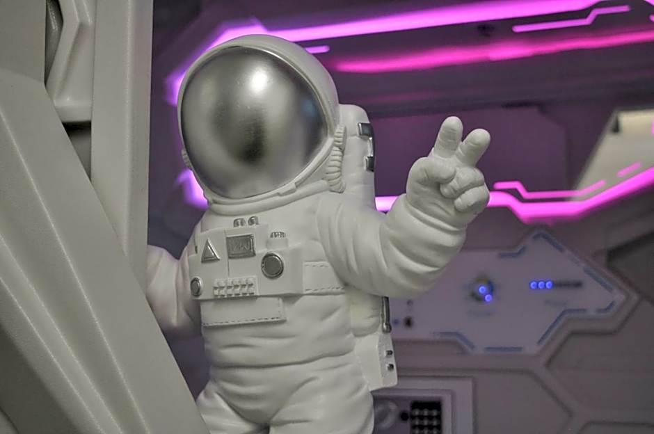 Cosmos Capsule Hub London