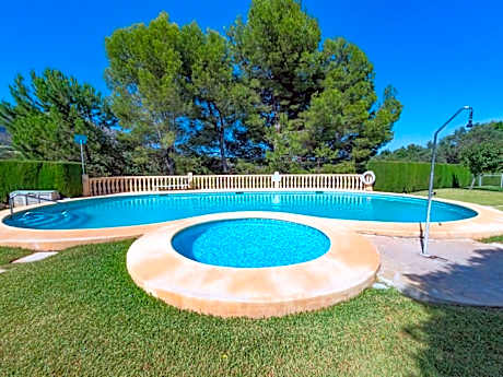 Adosado esquinero urbanización piscina comunitaria