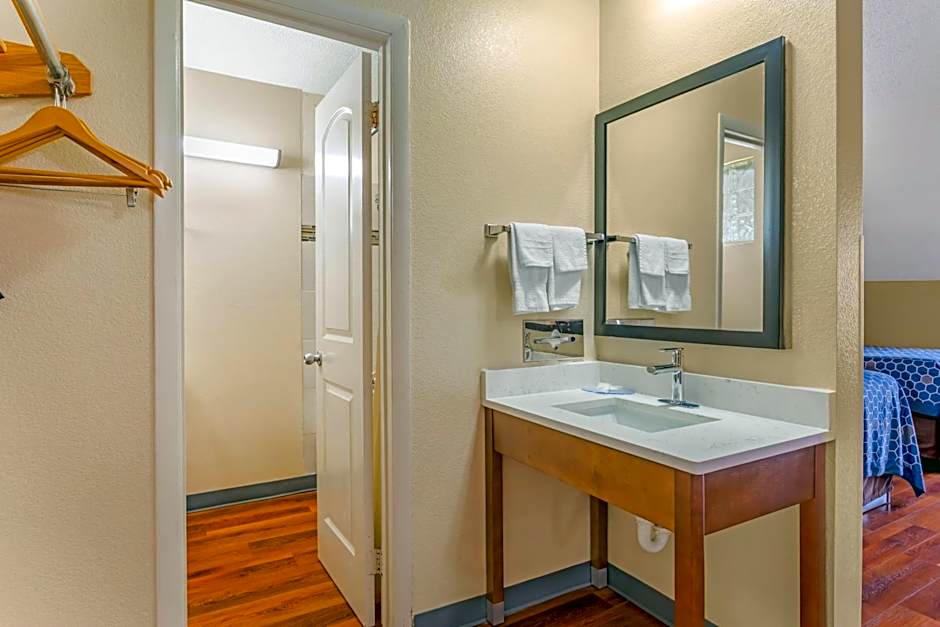 Econo Lodge Inn & Suites At The Conference Center