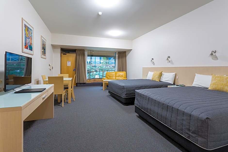 Mayfair Plaza Motel and Apartments