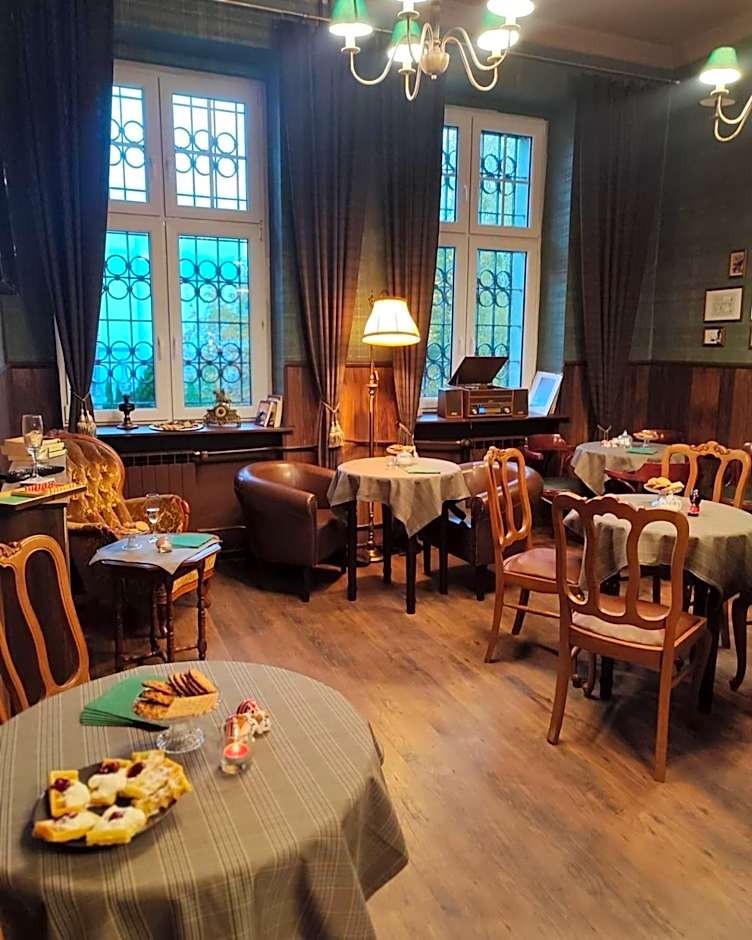 Hostel Night o'clock