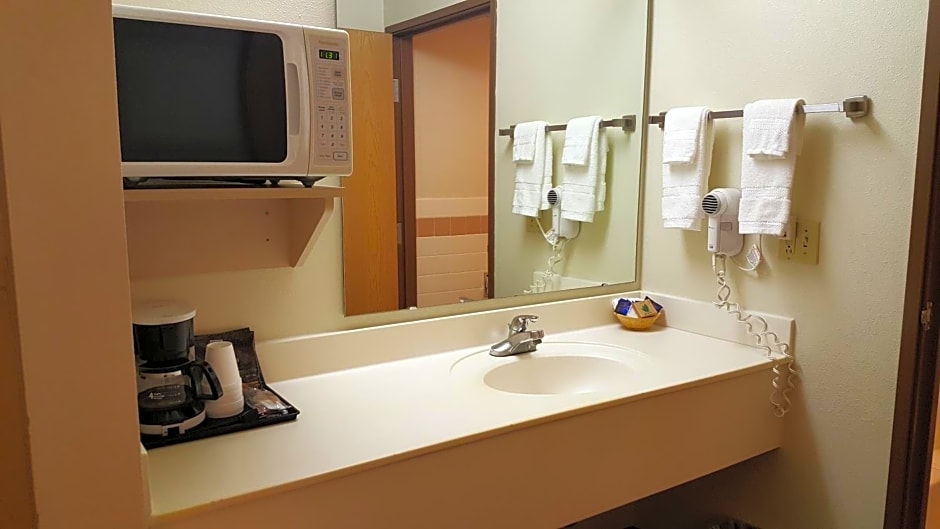 Motel 6 Norway MI