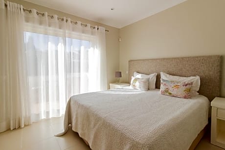 Two-Bedroom Apartment with Hot Tub and Sea View