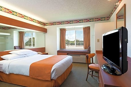 Queen Room - Non-Smoking