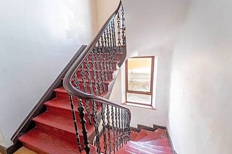 Prime location rooms in high street