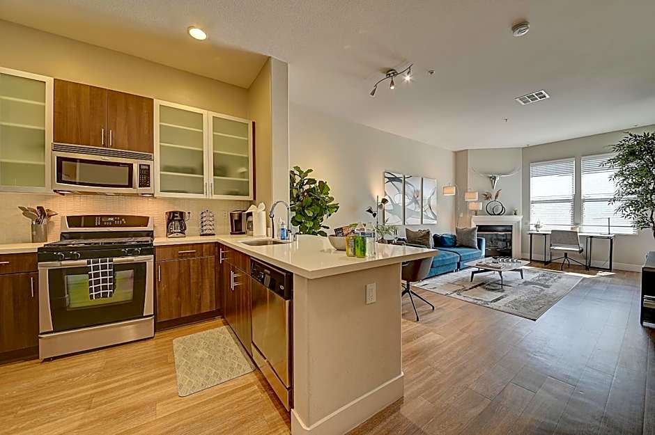 Penthouse One Bedroom Garden View Condo by UCLA