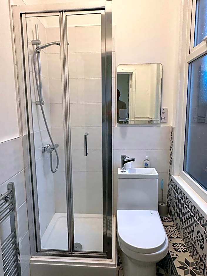 Lovely Town house Room 3