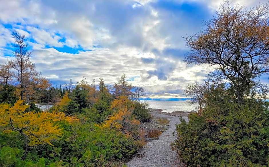 Luxury Lakefront Escape w Games Room