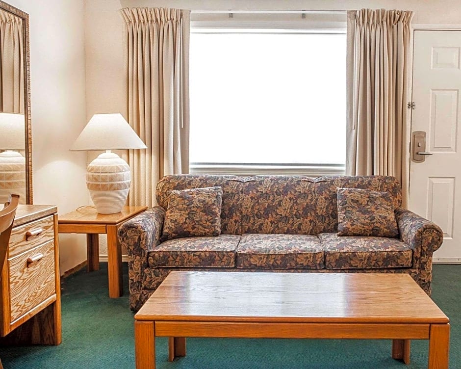 Quality Inn & Suites Bremerton near Naval Shipyard