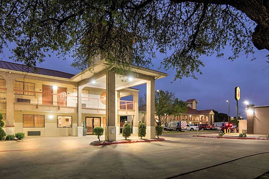 Super 8 by Wyndham Grand Prairie Southwest