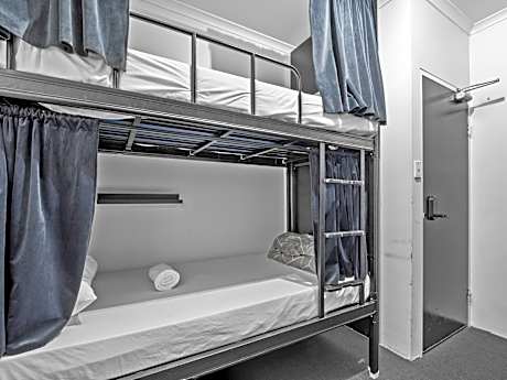 Private Room for 4 People (Shared Bathroom)