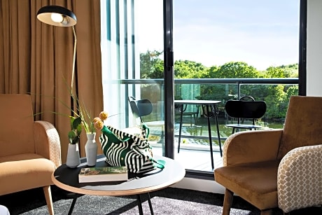 1 QUEEN BED,DELUX,LAKEVW,TWNREQ