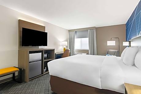 1 King Bed No-Smoking Room
