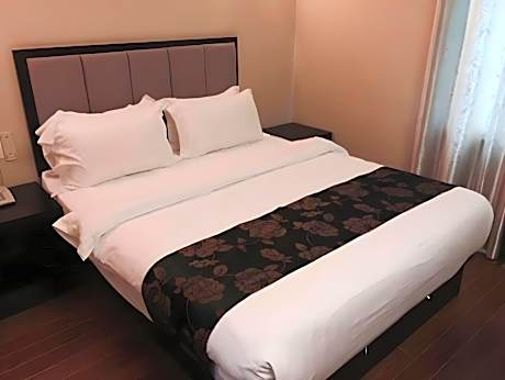 Standard 1 Queen Bed Non Smoking